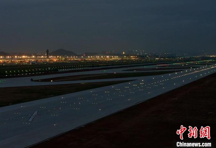 深圳机场三跑道助航灯光亮灯。深圳机场供图