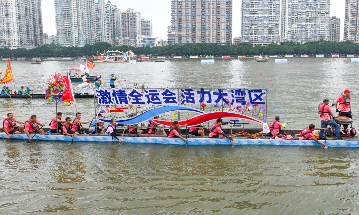 2025年广州国际龙舟邀请赛现场。新华社发