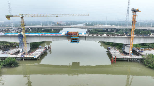 深江铁路江门段跨江门水道连续梁施工现场。