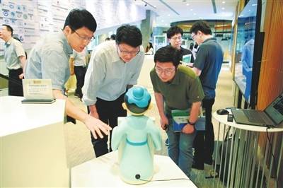 6月3日，横琴粤澳深度合作区，嘉宾参观中国·葡语系国家科技交流合作中心。