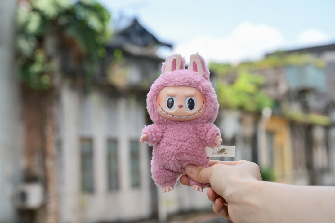 网友携LABUBU打卡东莞石龙骑楼。