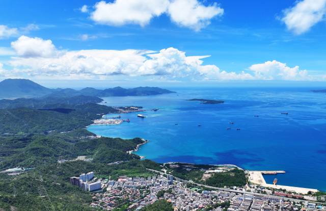 2025年6月10日，深圳，国家管网集团深圳大鹏液化天然气应急调峰站接收站一期工程项目。来源：新华社