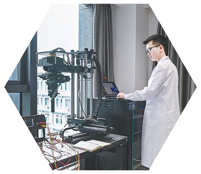  香港城市大学物质科学研究院（福田）的工程师在对所研制部件进行精密测量。受访者提供