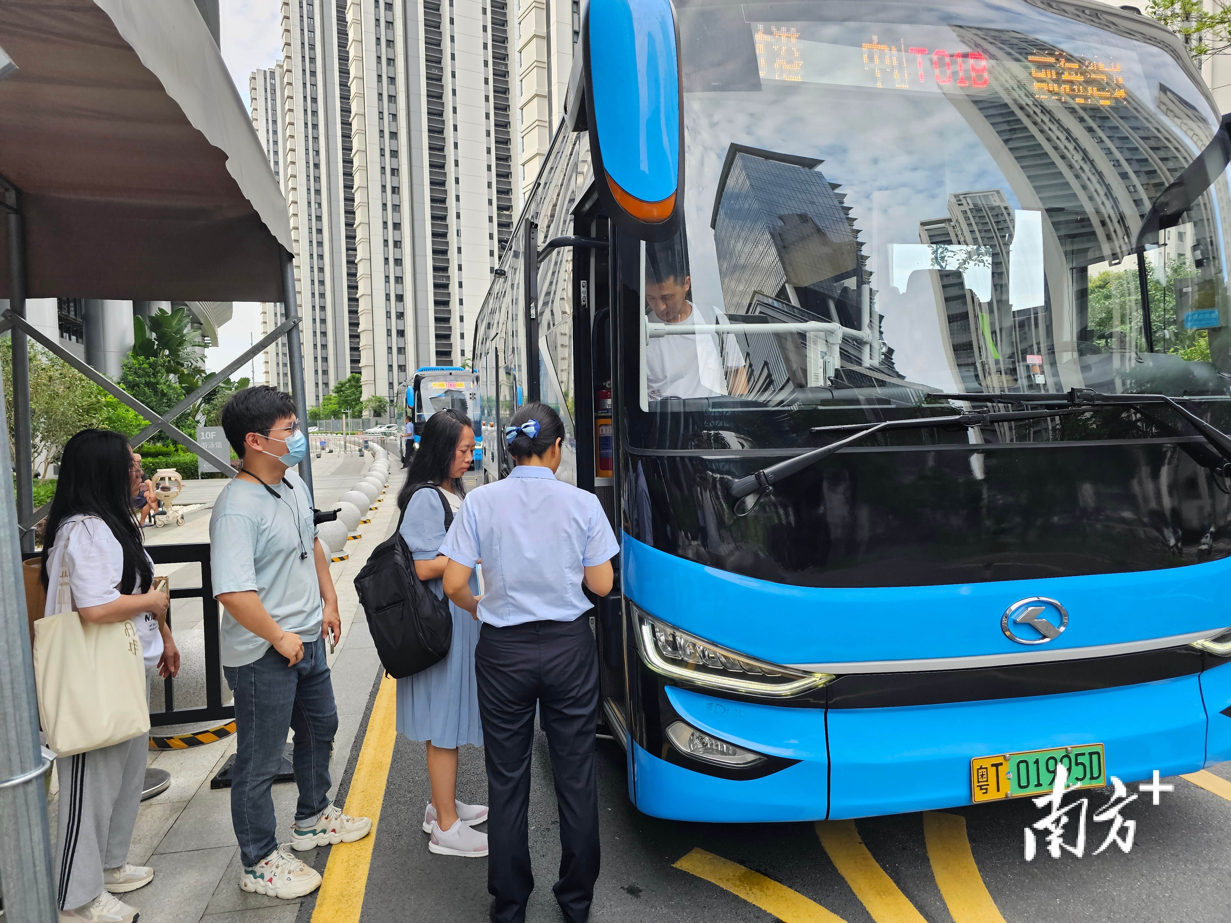  乘客在深中跨市公交中山国际人才港站乘坐班车前往深圳。图源：南方＋