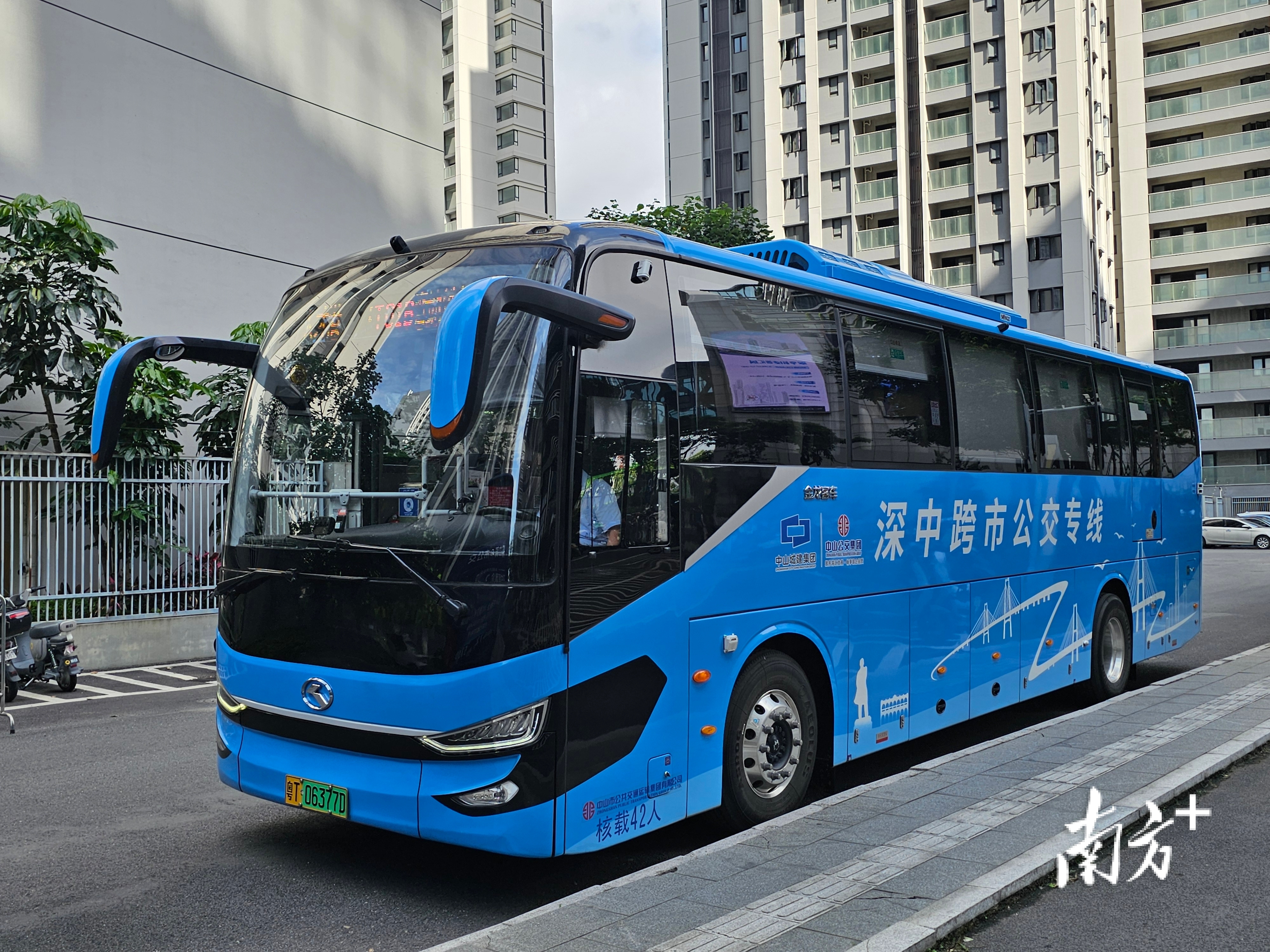  深中跨市公交班车从中山国际人才港站开出。图源：南方＋
