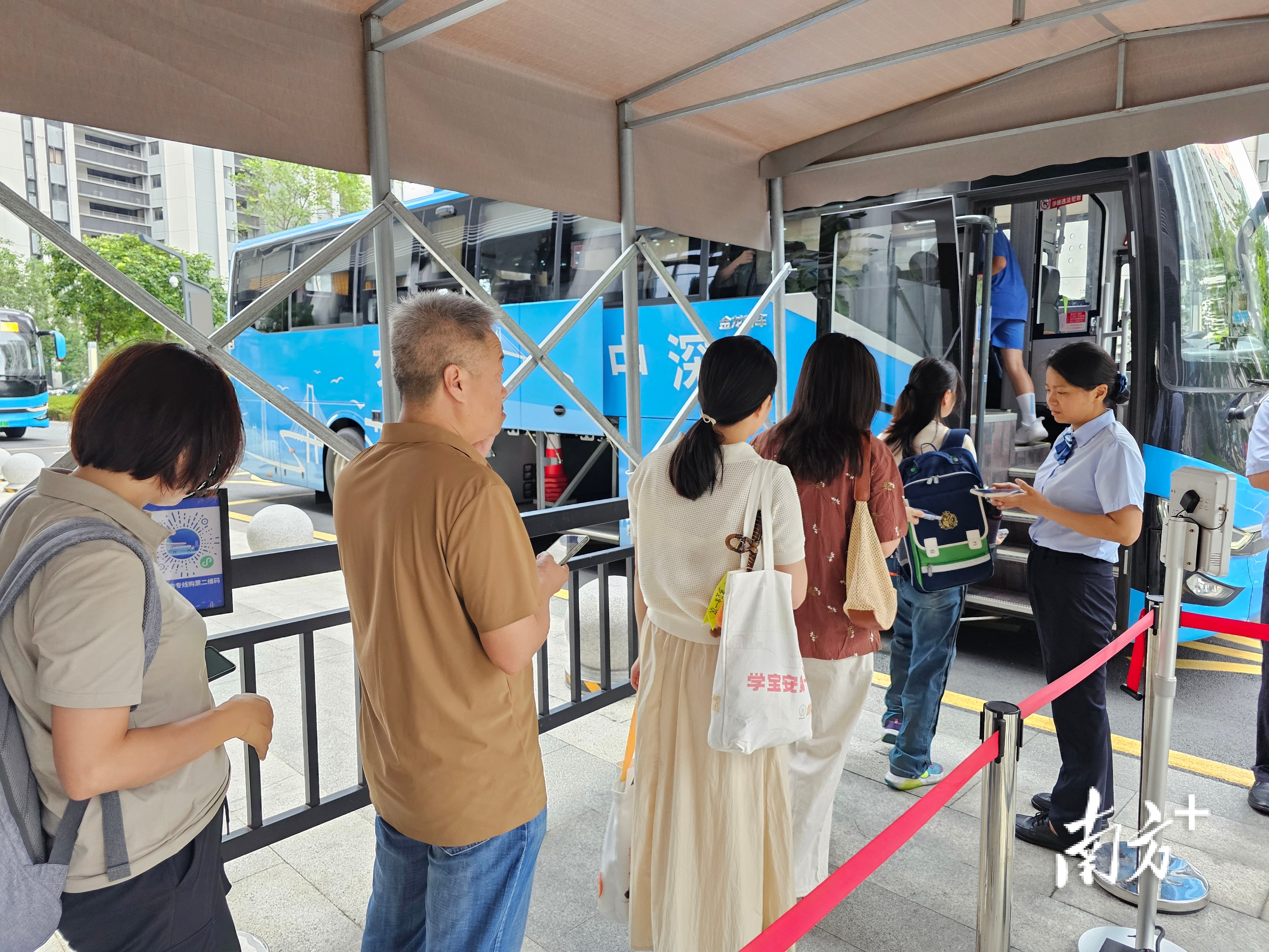 乘客在深中跨市公交中山国际人才港站乘坐班车前往深圳。图源：南方＋