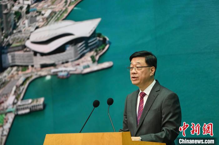  6月17日，香港特区行政长官李家超出席行政会议前会见媒体。中新社记者 李志华 摄