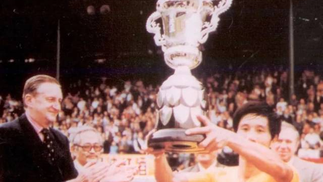 1979年，广东队队长何佳在香港捧起首届省港杯冠军奖杯。图源网络