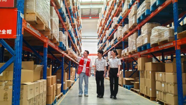  广州海关所属南沙海关关员在南沙跨境电商企业仓库开展巡仓监管。广州海关供图