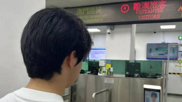 离澳旅客使用“无感通行”功能入闸。