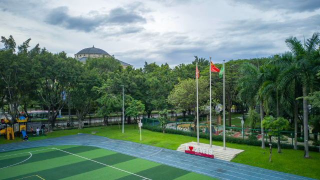 图为6月19日拍摄的广州市中黄港澳子弟学校操?。ㄎ奕嘶掌? width=