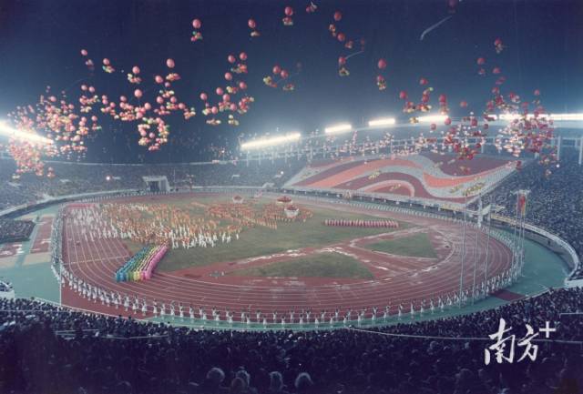 1987年11月，第六届全国运动会开幕式在广州天河体育场举行。资料图片