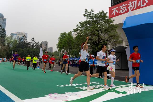 天体外围，“跑友”打卡全运会主赛场同款跑道。