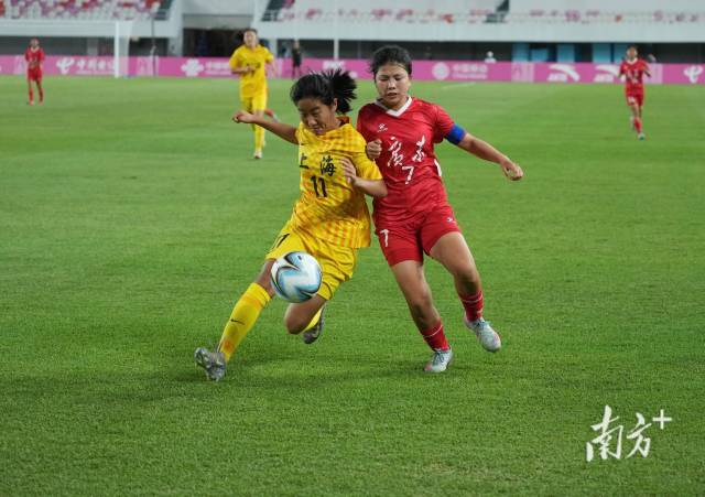 U16女足决赛，双方激烈拼抢。