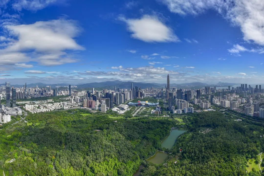 瞰深圳莲花山和深圳市民中心，周围高楼林立，草木葱茏。