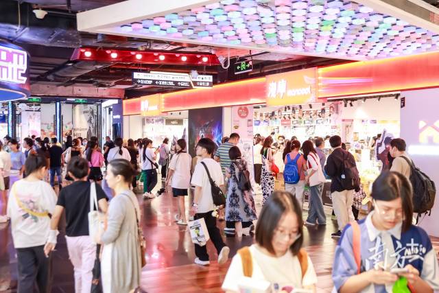 位于广州天河商圈的时尚天河凭各具特色的二次元店铺、环境及活动，吸引大批年轻消费者。受访者供图