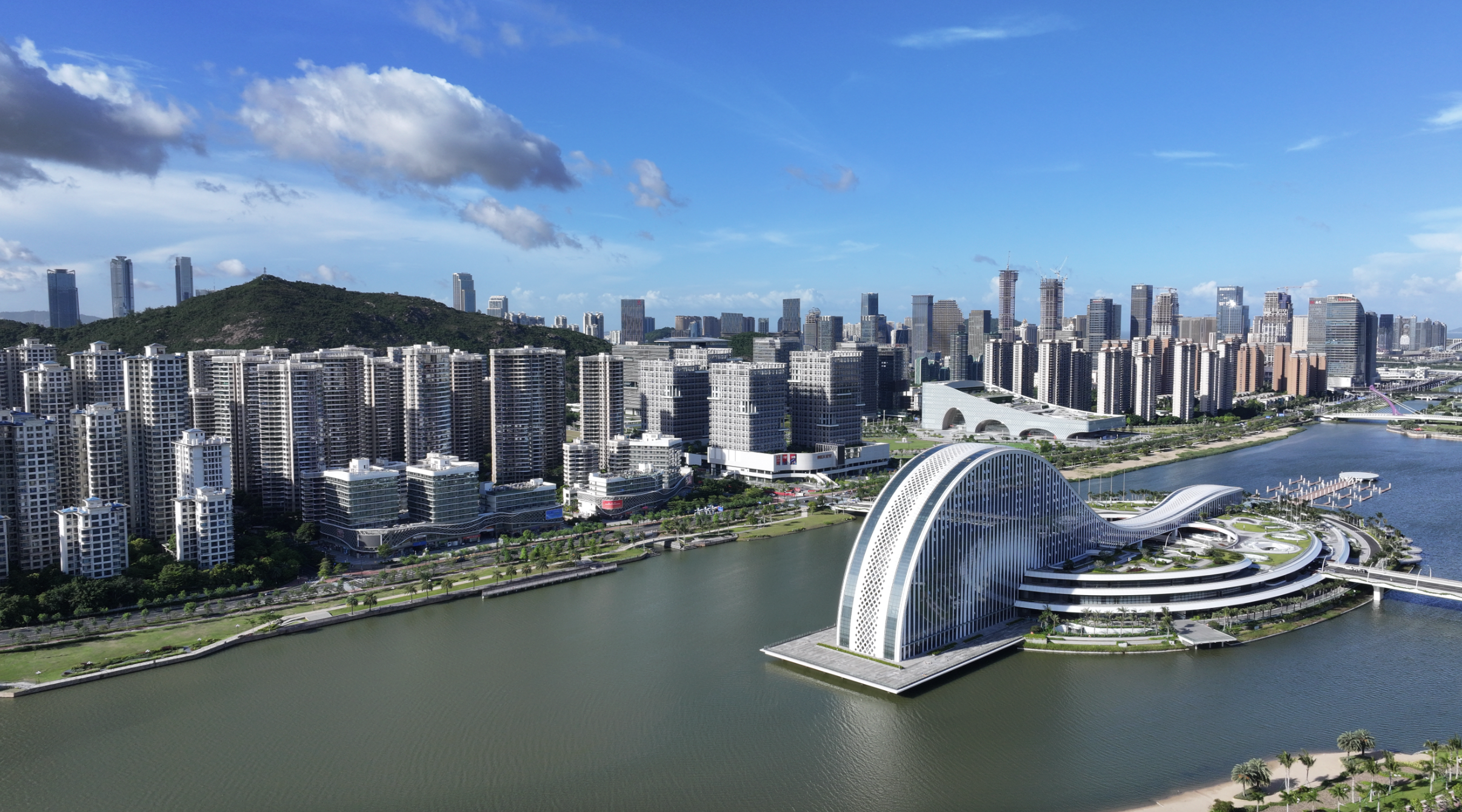 静卧于河面上的“横琴之心”天沐琴台，正着力打造未来城市景观视觉中心。