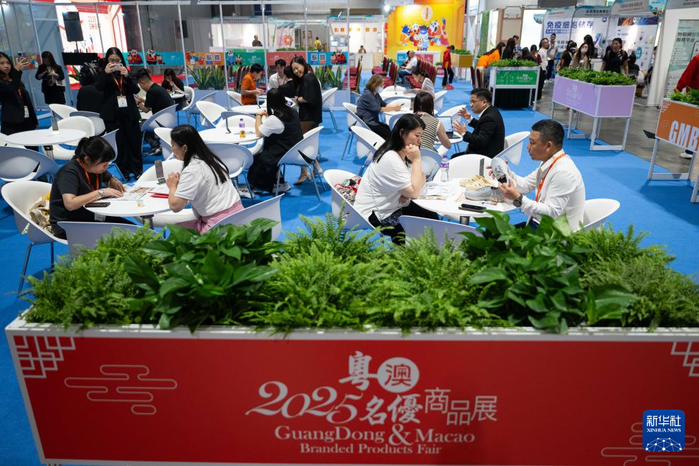 7月24日，与会者在2025粤澳名优商品展产品推介区及商业配对区上洽谈。新华社发（张金加摄）
