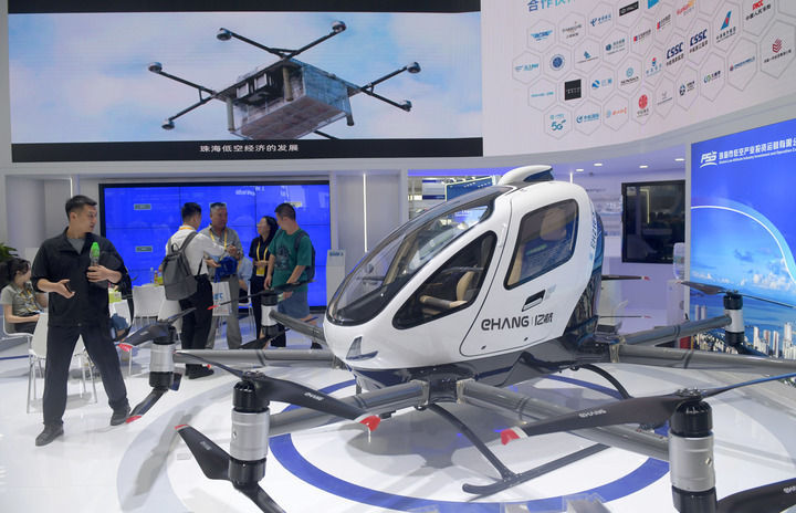 这是在珠海航展上展示的亿航智能EH216-S无人驾驶载人航空器（2024年11月13日摄）。新华社记者 卢汉欣 摄