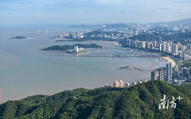 从珠海凤凰山远眺珠海主城区。