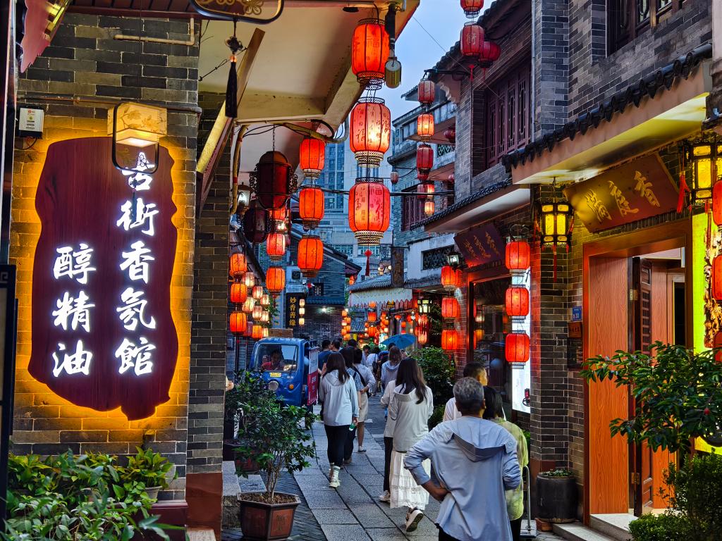 位于广东东莞寮步镇的牙香街，浓厚的岭南风格吸引不少外地游客前来参观游览。新华社发（易建摄）