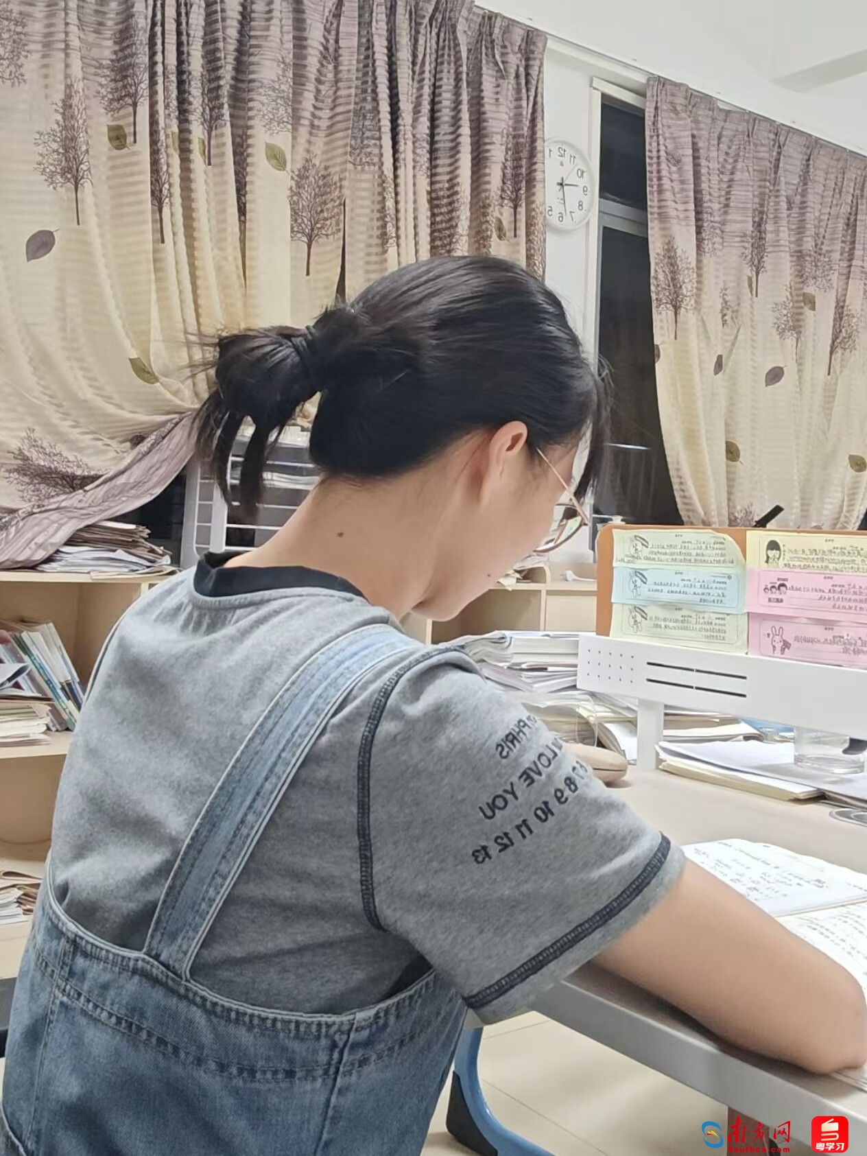 周丽红在工位上备课。受访者供图