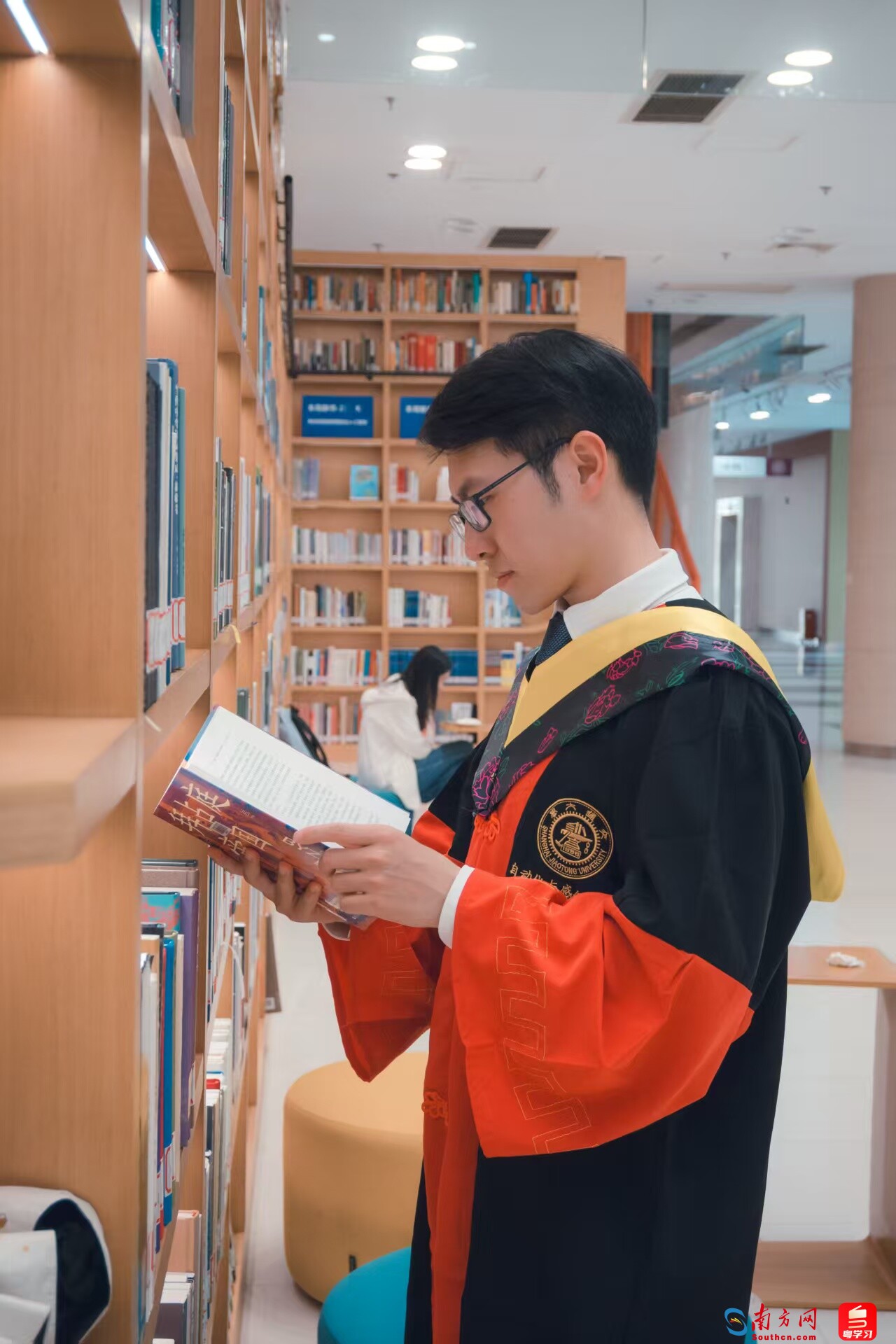 张宸鸣毕业照。受访者供图。