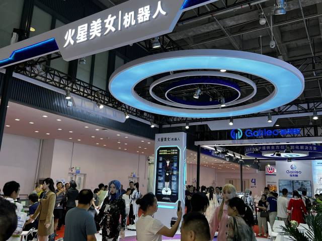 不少机器人企业现场公布售价