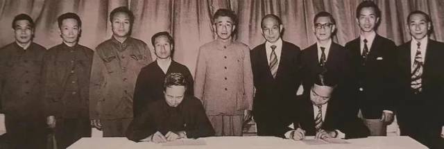 参加创立省港杯足球赛签字仪式的双方人员。（资料图）