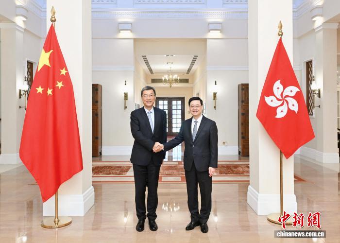 8月13日，香港特区行政长官李家超(右)在香港礼宾府与教育部部长怀进鹏(左)会面。　(香港特区政府新闻处供图)