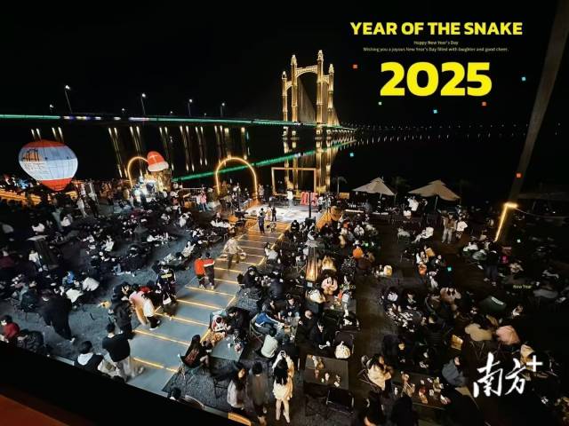 夜幕下的桥下咖啡营地。受访者供图