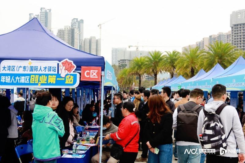今年年初，南沙区举办“粤聚英才·粤见未来”——广州南沙2025年春季图南筑梦招聘会现场，不同企业展位前都迎来了大量求职者。