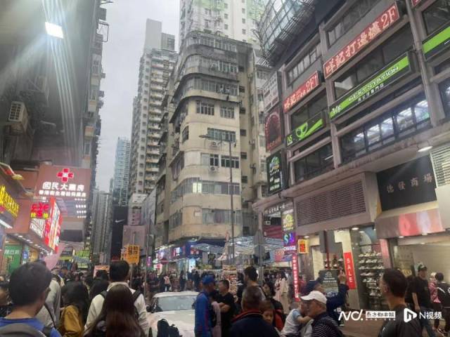 香港城市生活节奏快，居住环境相对狭小，给赴港发展的人才带来不小的挑战。