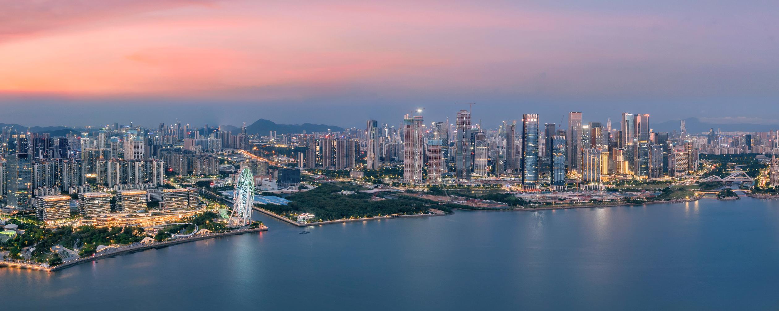 晚霞中的深圳前海一景。新华社发