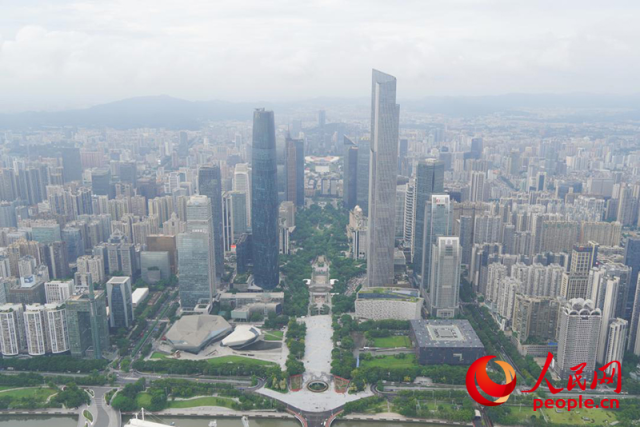 广东是我国首个经济总量突破14万亿元的省份，图为广州城市新中轴线珠江新城。人民网 王雅蝶摄
