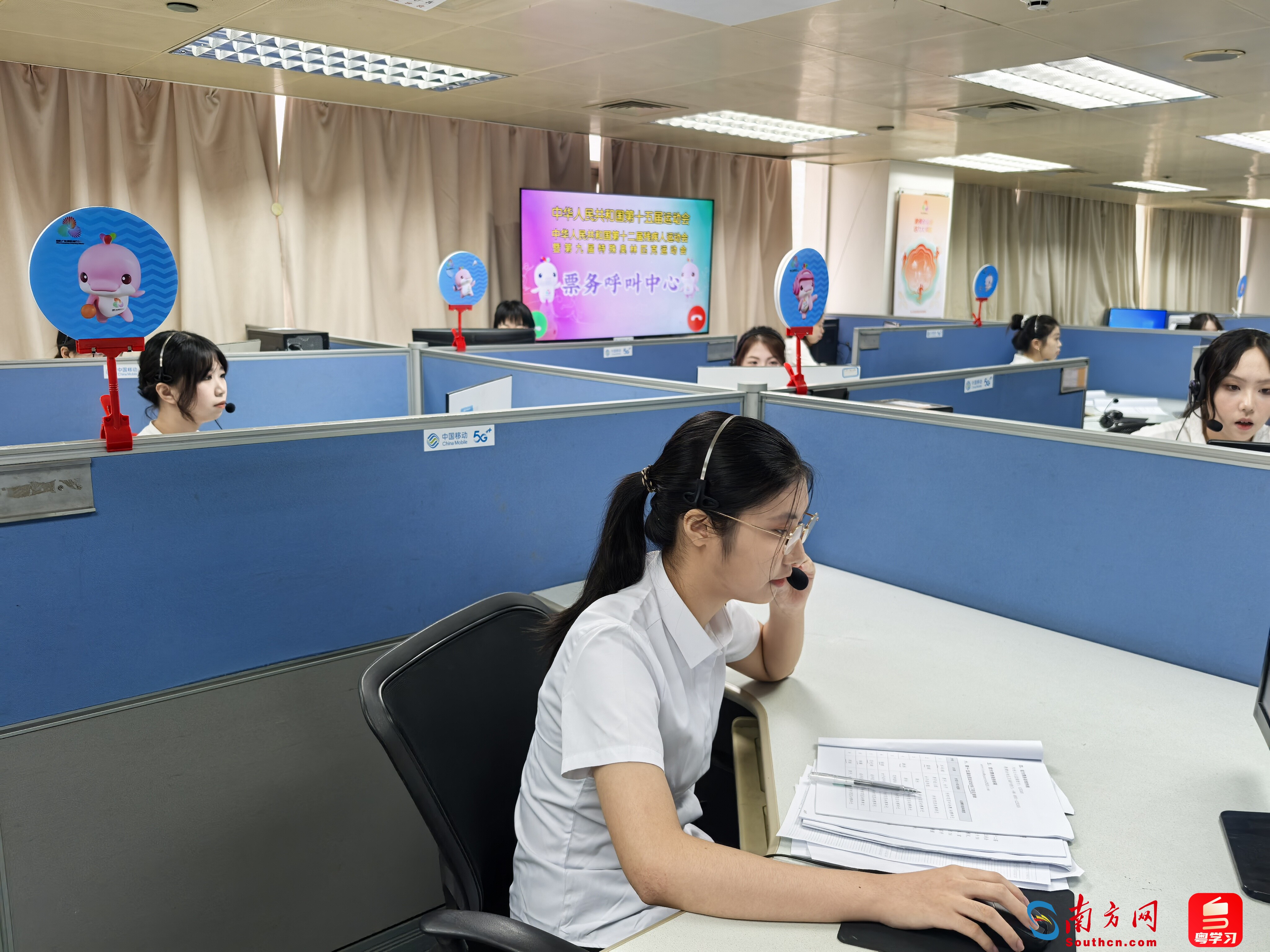 在十五运会和残特奥会票务呼叫中心，工作人员正在接听公众来电