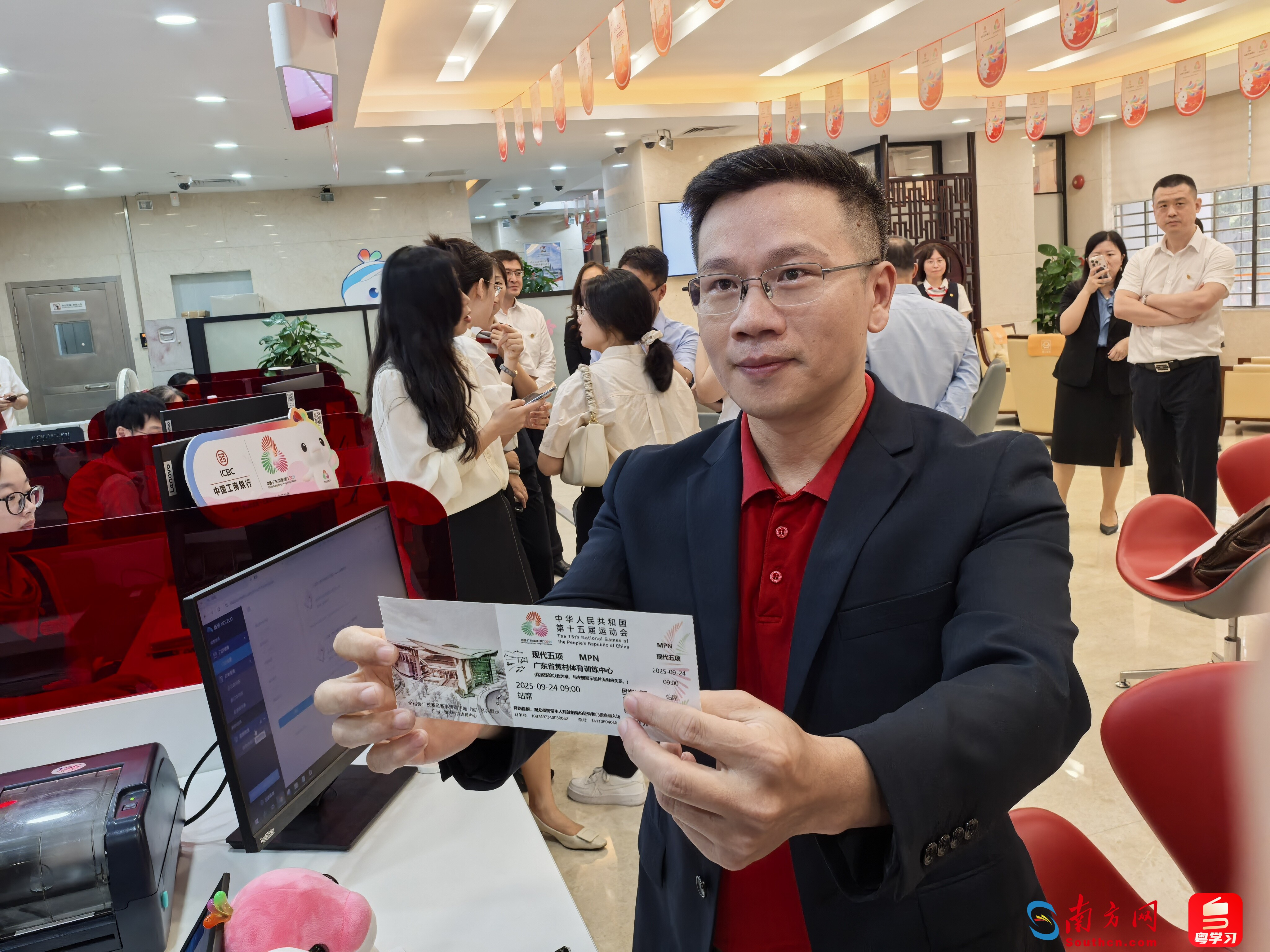 市民陈先生成为本届全运会“首批购票者”