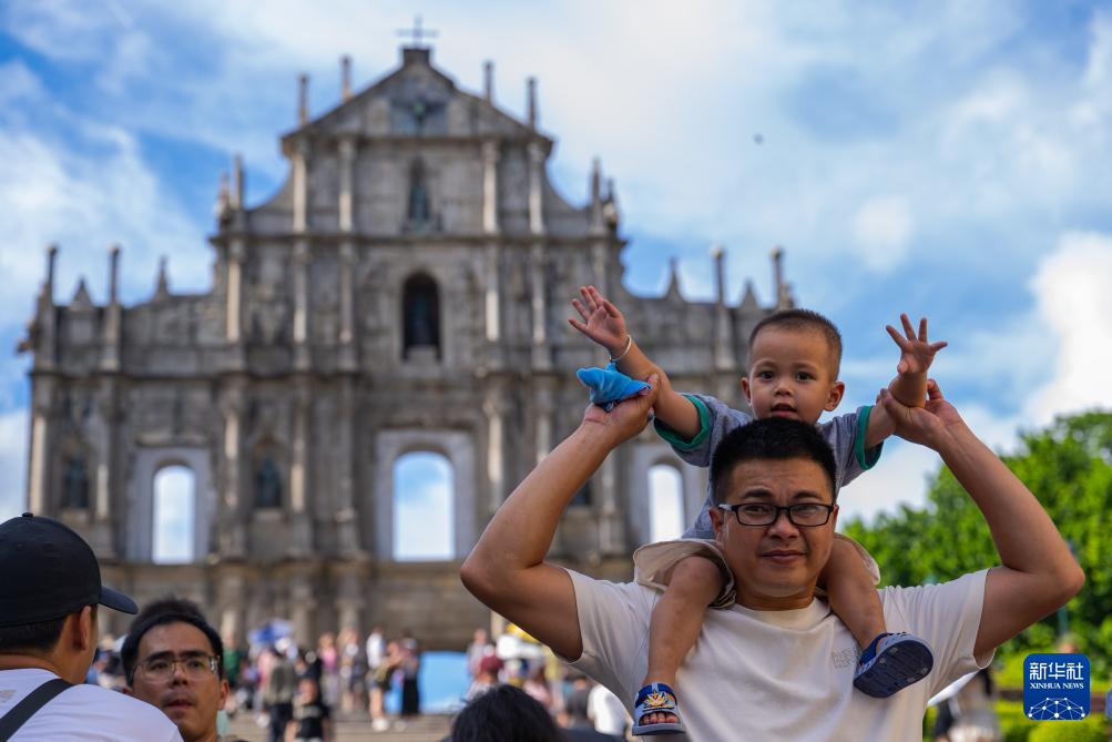 8月21日，旅客在澳门大三巴牌坊前游览。新华社发 （张金加摄）