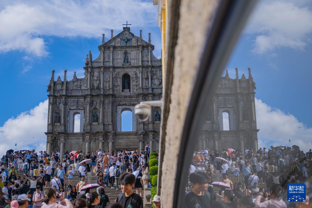8月21日，旅客在澳门大三巴牌坊前游览。新华社发 （张金加摄）