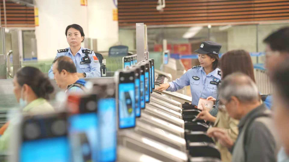 刷脸代替刷证，深圳皇岗、福田口岸139条智能通道启用