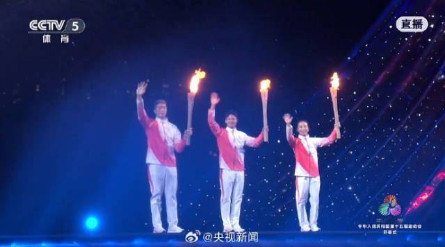 粤港澳三地火炬手苏炳添、张家朗、李祎手持名为“绽放”火炬,一起点燃主火炬 粤港澳三地火炬手苏炳添、张家朗、李祎手持名为“绽放”火炬,一起点燃主火炬