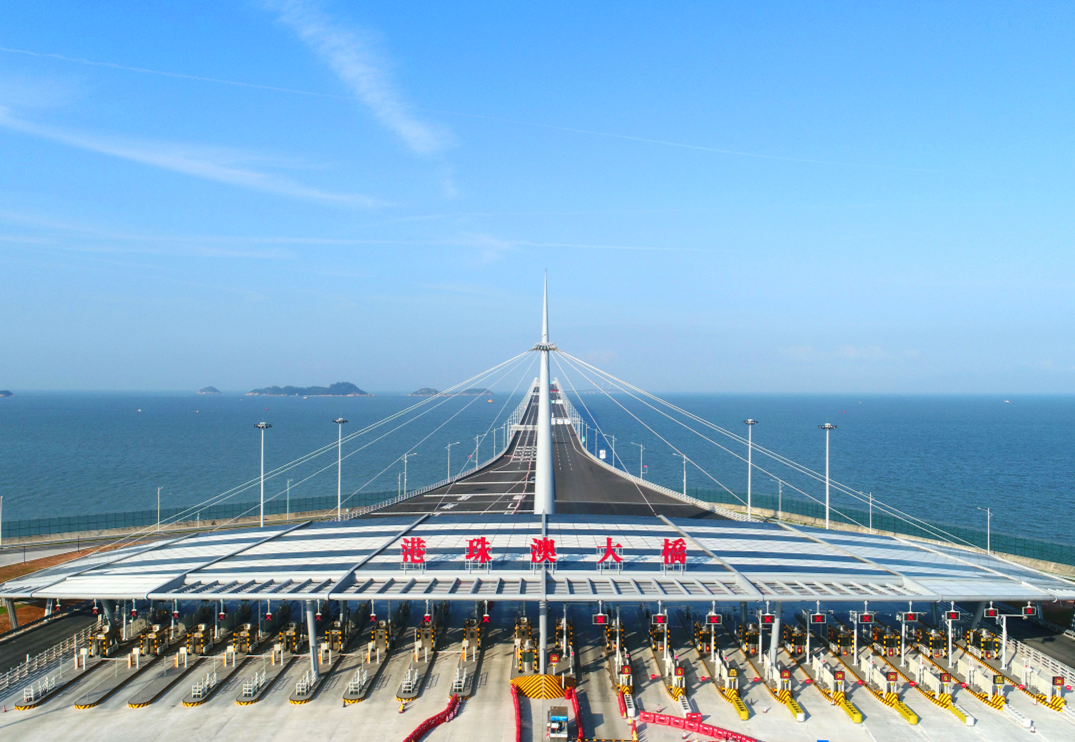 港珠澳大桥总长约55公里，跨越伶仃洋，东接香港，西接广东珠海和澳门，打通了珠江口东西两岸的交通大动脉，大桥开通后，从香港到珠海、澳门从3个小时缩短至约45分钟，使粤港澳三地加快形成“1小时生活圈”，对提升珠江三角洲地区的综合竞争力，保持港澳的长期繁荣稳定，打造粤港澳大湾区具有重要战略意义。
