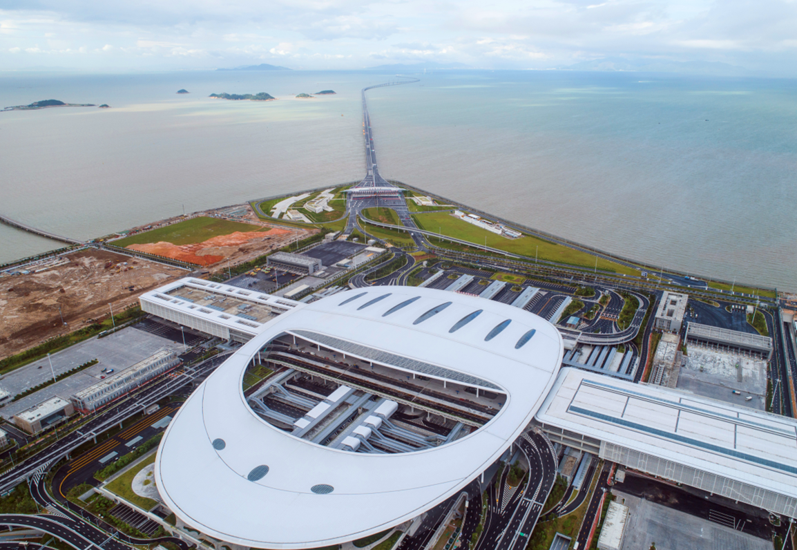 港珠澳大桥两座人工岛岛上建筑总体形态趋同，呈椭圆形，采用蚝贝主题设计，均包含主体建筑、广场、环岛公路等。两座岛功能定位不同，靠近香港侧的东岛总面积97962平方米，岛长625米，是集交通、管理、服务、救援和观光功能为一体的综合运营中心，且开放游客观景揽胜功能，可近距离观赏或冲天或滑翔的航班景象，还能偶见白海豚的嬉戏、浮沉景象，西岛总面积101973平方米，岛长625米，功能则以隧道通排风、运营管理、养护、办公为主。