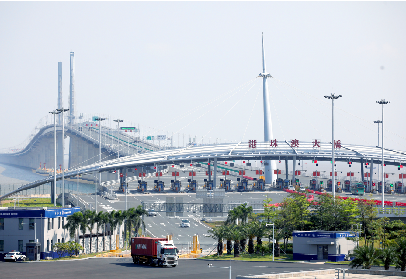 港珠澳大桥采取“三地三检”的通关模式，实行24小时通关。三地口岸由粤港澳三地政府各自负责设立和管理，均位于各自属地内，其中珠海、澳门之间采取“合作查验、一次放行”的创新模式，旅客只需要排一次队就可完成双方边检查验手续。