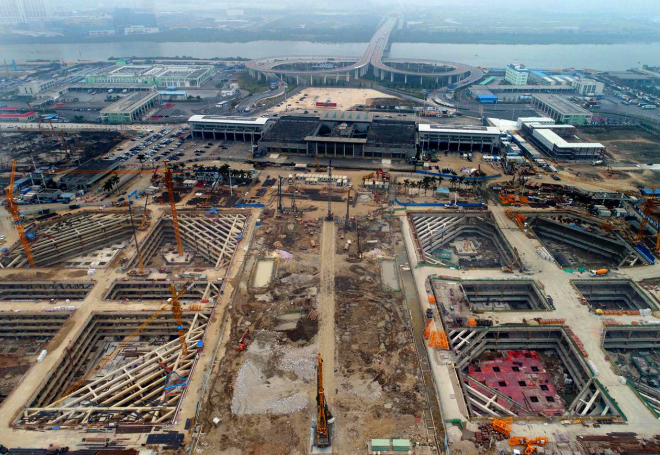 为满足旅客日通关量22.2万人次，年通关量8000万人次的建设目标。2016年12月，由中国建筑第二工程局有限公司承建的珠海横琴口岸及综合交通枢纽开发工程正式开工建设。该工程总投资约为260亿元人民币，将进一步加快粤澳跨境交通衔接，承担起中国口岸通关与查验模式创新试点的重大使命。图为新横琴口岸施工。